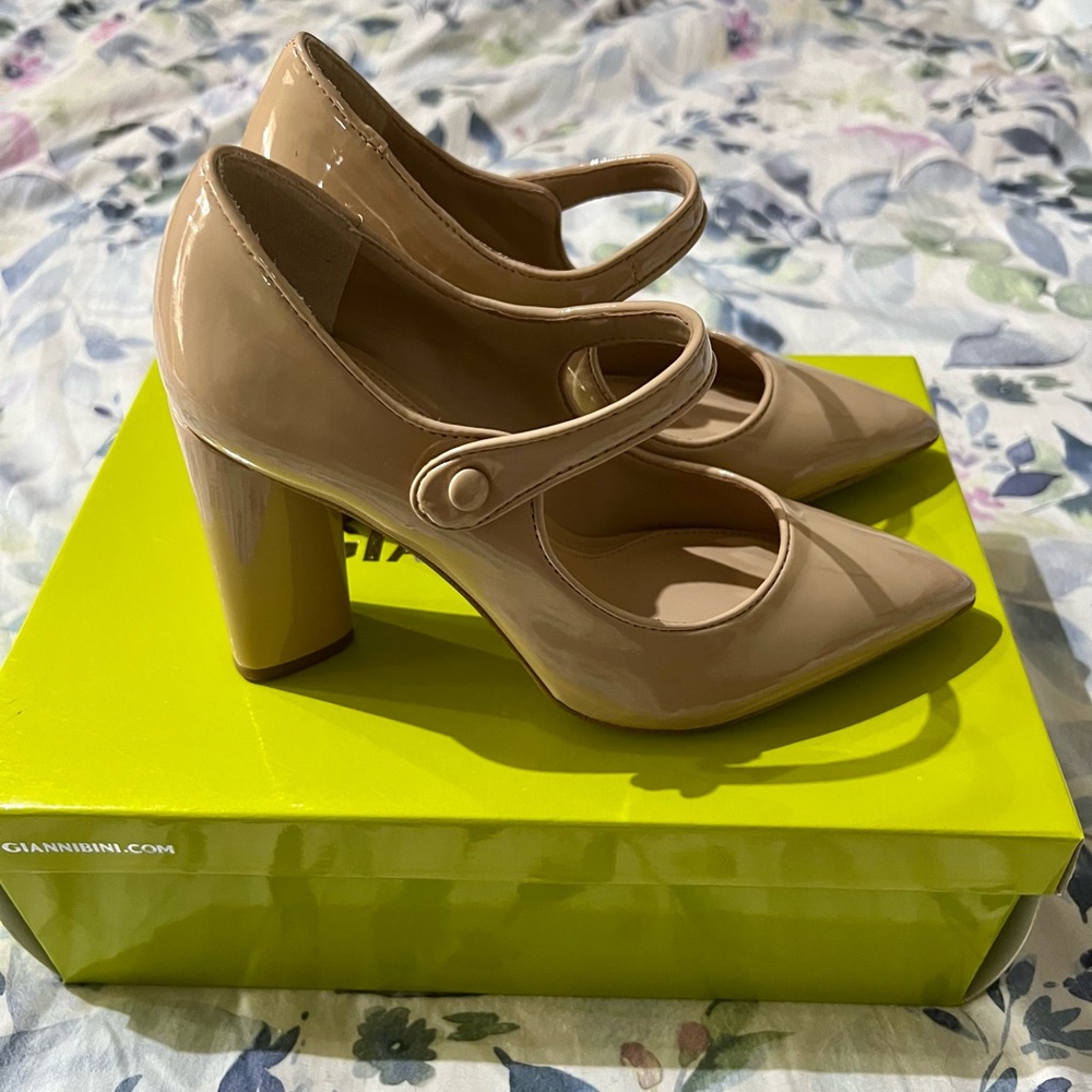 Gianni Bini / Style: Isobelle/ Color: Spanish Sand / Size: 6